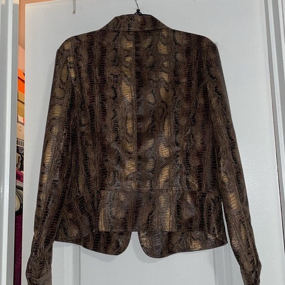 “Yaaasss!” Lol Women Blazer with snake skin-like hints of leather. Middle Zipper - Picture 5 of 5